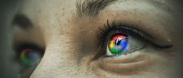 Eine Frau mit Augen in Google-Farben.