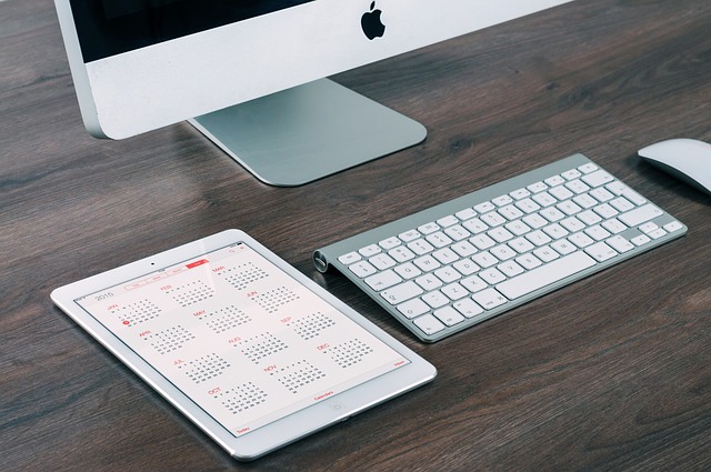 Ein iMac mit Kalender daneben.